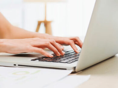 Imagen con ordenador para aumentar el tiempo de visita en tu tienda online