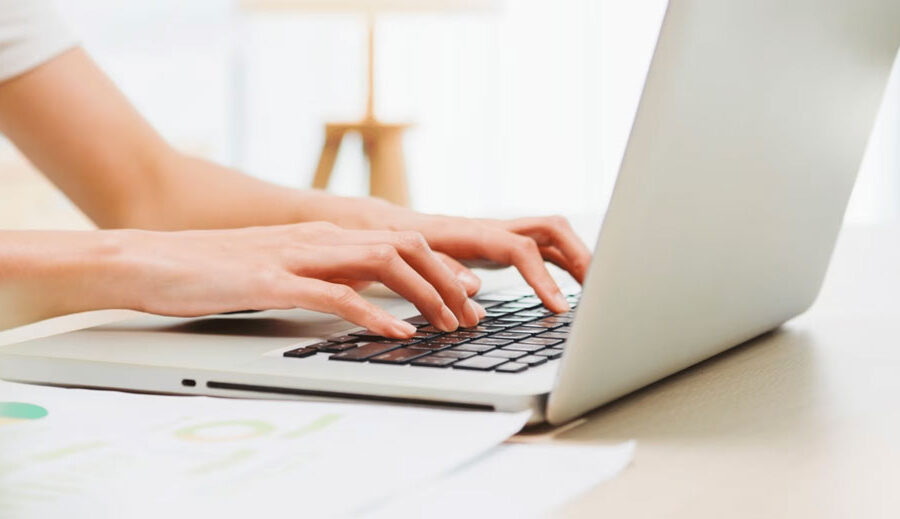 Imagen con ordenador para aumentar el tiempo de visita en tu tienda online