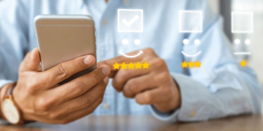 Imagen de usuario con móvil poniendo reseñas, Consejos para aumentar el tiempo de visita en tu tienda online