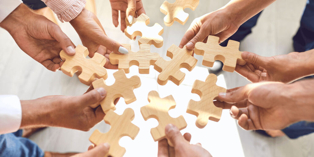 Piezas de puzzles para soluciones entre compañeros