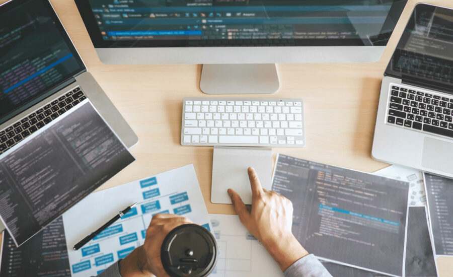 Imagen de pantallas, un día de programador