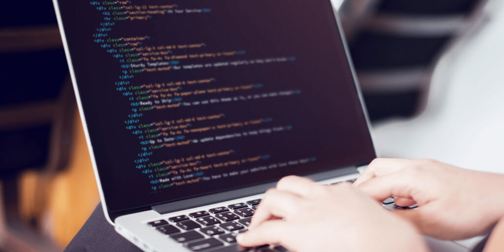 Ordenador con código de programación web