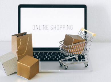 Imagen de pantalla de ordenador con carrito ecommerce