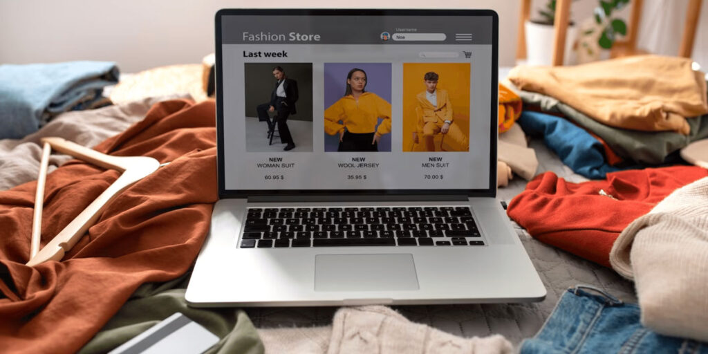 Ordenador con pantalla en tienda ecommerce de ropa vintage