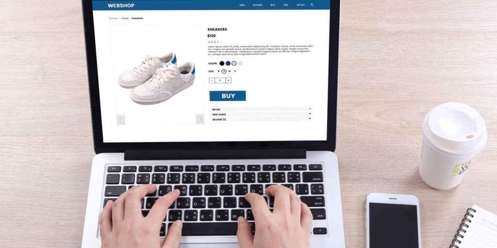 ordenador con la pantalla en tienda online del sector de deporte