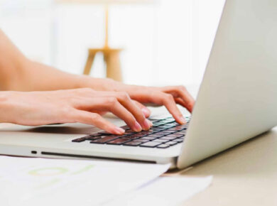 como gestionar clientes en tu tienda online imagen de trabajador con ordenador