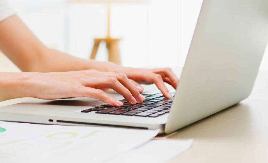 como gestionar clientes en tu tienda online imagen de trabajador con ordenador