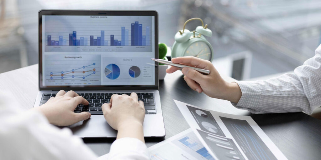 pantalla de ordenador con gráficos para la integración de procesos