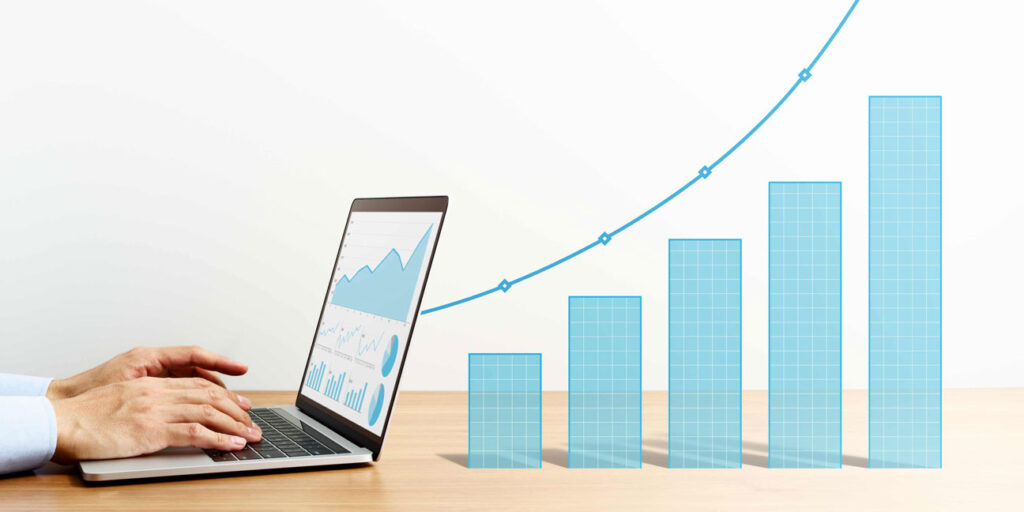 montaje de ordenador y gráfica creciente representando la mejora de productividad