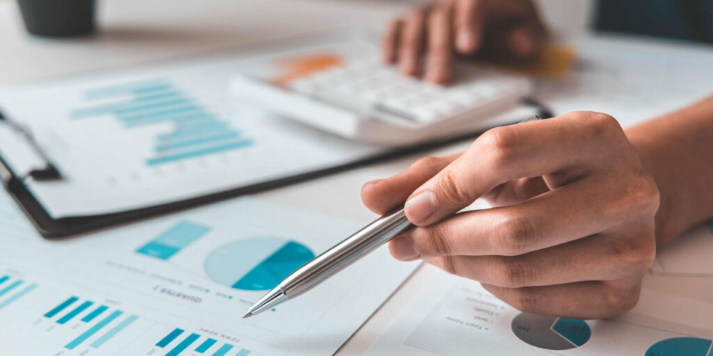 imagen con gráficos y calculadora para reducción de costos