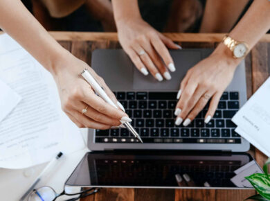 5 pasos para crear un ecommerce de éxito, personas analizando datos de un ordenador