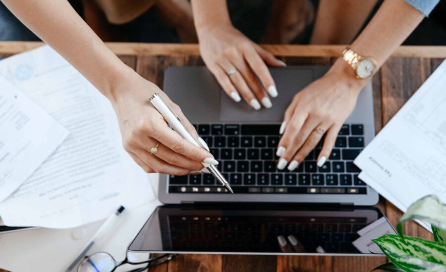 5 pasos para crear un ecommerce de éxito, personas analizando datos de un ordenador