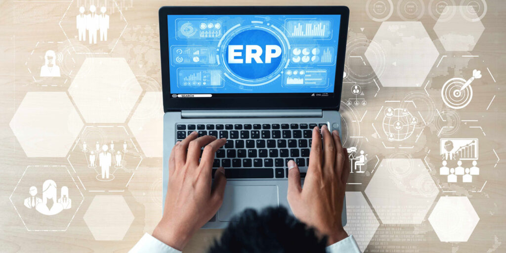 usuario con ordenador, beneficios de un ERP