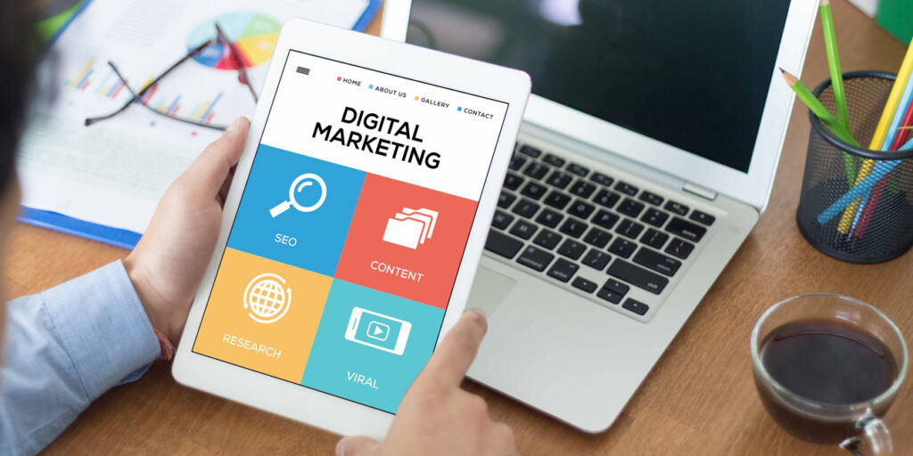 Pantalla tablet con estrategias de marketing digital