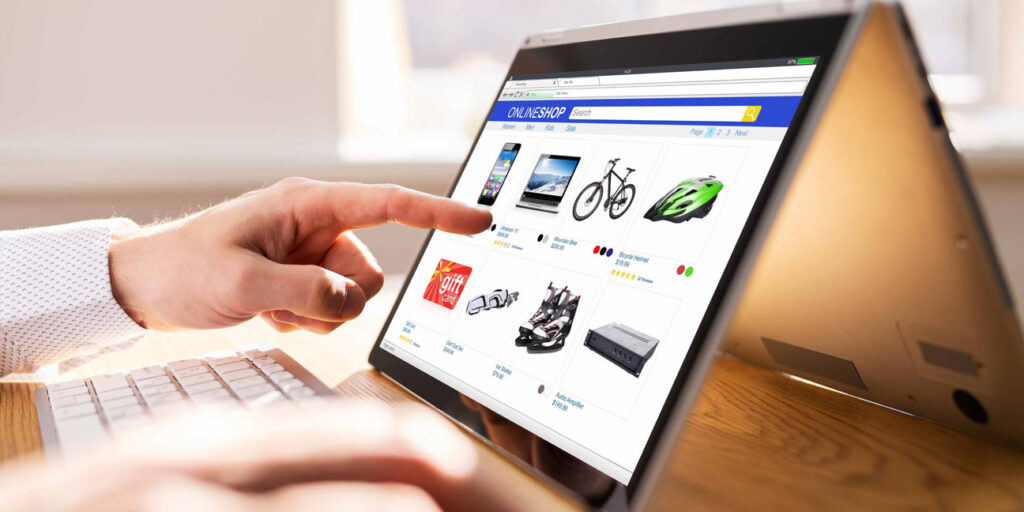 pantalla tablet con ecommerce, selección de productos