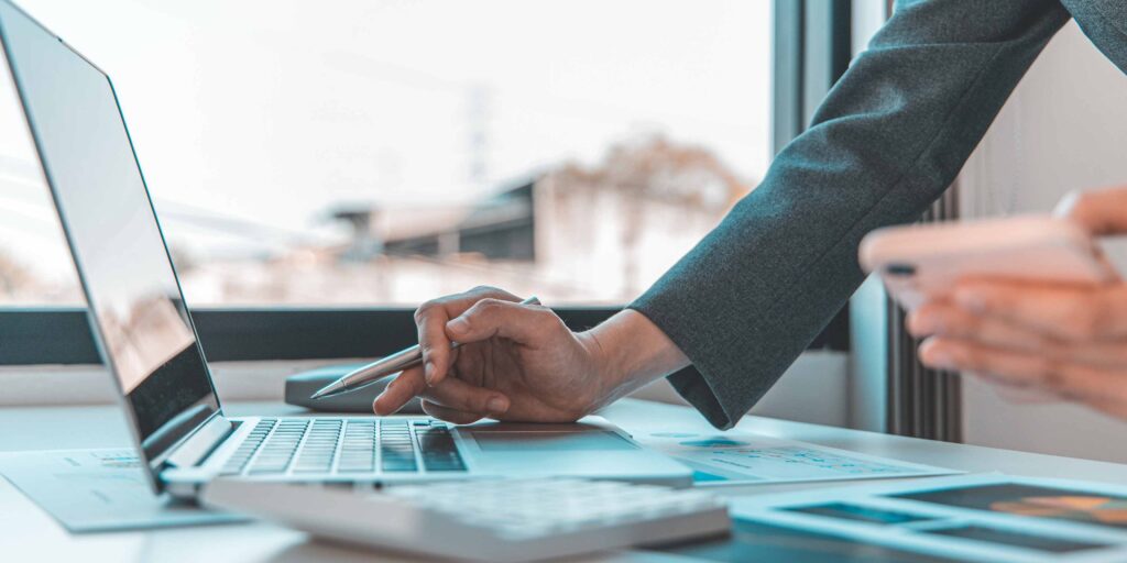 reunión de trabajo con ordenador