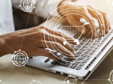 usuario con ordenador gestionando ventas online