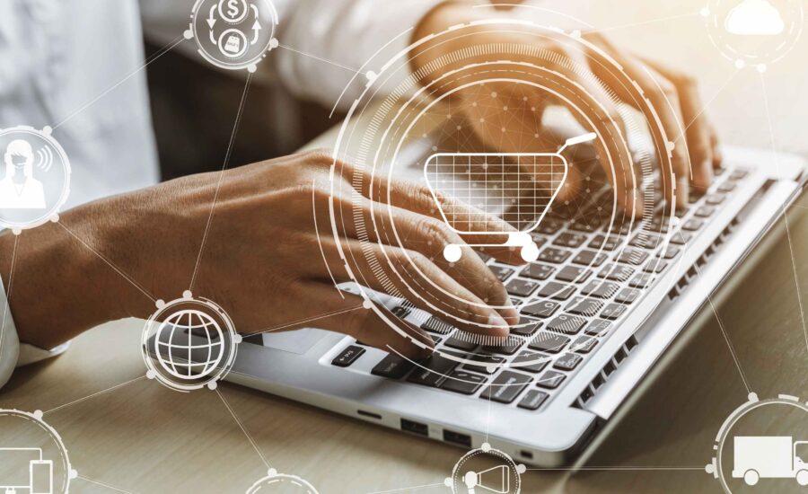 usuario con ordenador gestionando ventas online