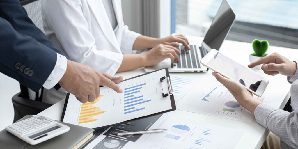 imagen de trabajadores en oficina con métricas, erp online